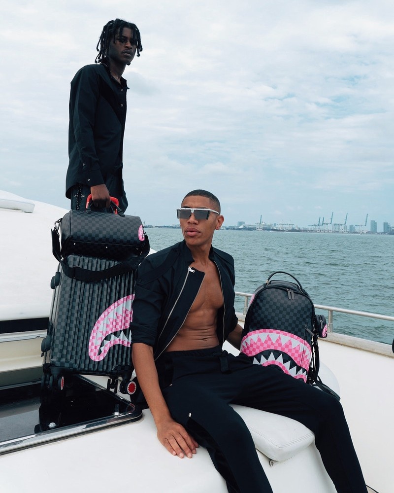 Black Sprayground Sharks In Candy Mini Men's Duffle Bags | 367676314
